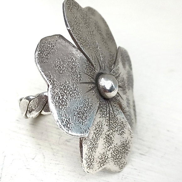 Large Flower Silver Ring - Picture 2 of 12